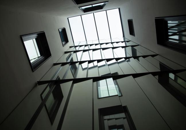 Patio reconstruido con espejos.